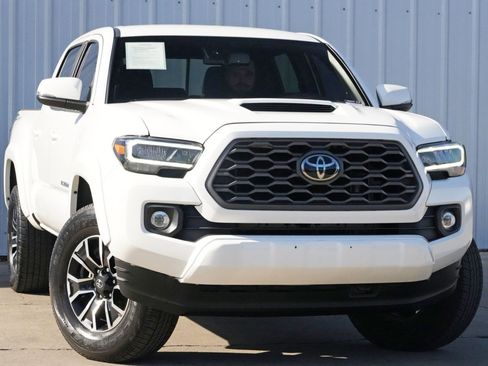 Used 2022 Toyota Tacoma TRD Sport w/ Technology Package image 2
