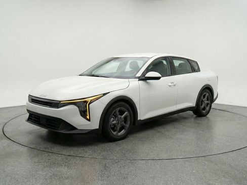 Used 2025 Kia K4 LXS FWD image 3