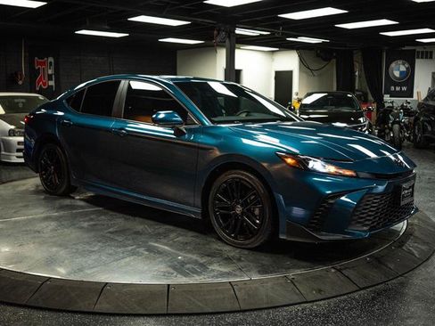 Used 2025 Toyota Camry SE image 5