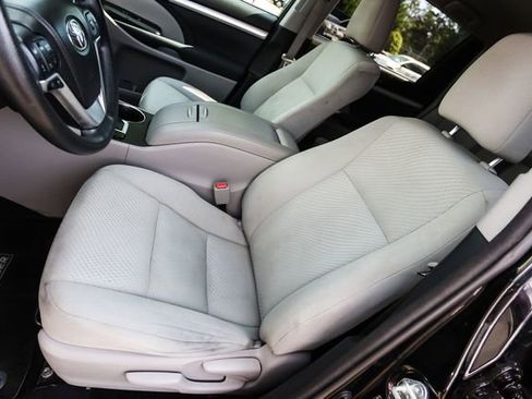 Used 2014 Toyota Highlander LE image 30