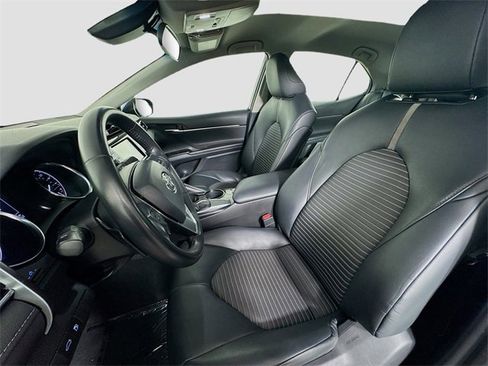 Used 2018 Toyota Camry SE image 16