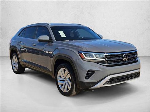 Used 2020 Volkswagen Atlas Cross Sport SE w/ Panoramic Sunroof Package FWD image 3