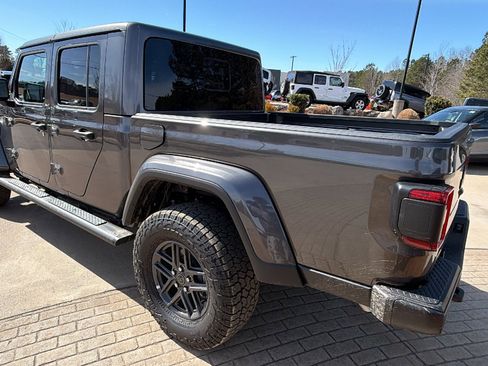 Used 2025 Jeep Gladiator Sport image 10