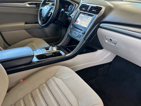 Used 2017 Ford Fusion SE w/ Fusion SE Technology Package FWD image 15