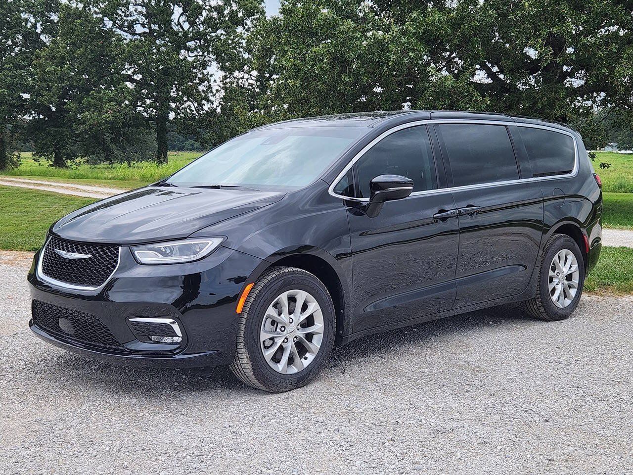 Used 2024 Chrysler Pacifica Touring-L AWD/4WD image 2
