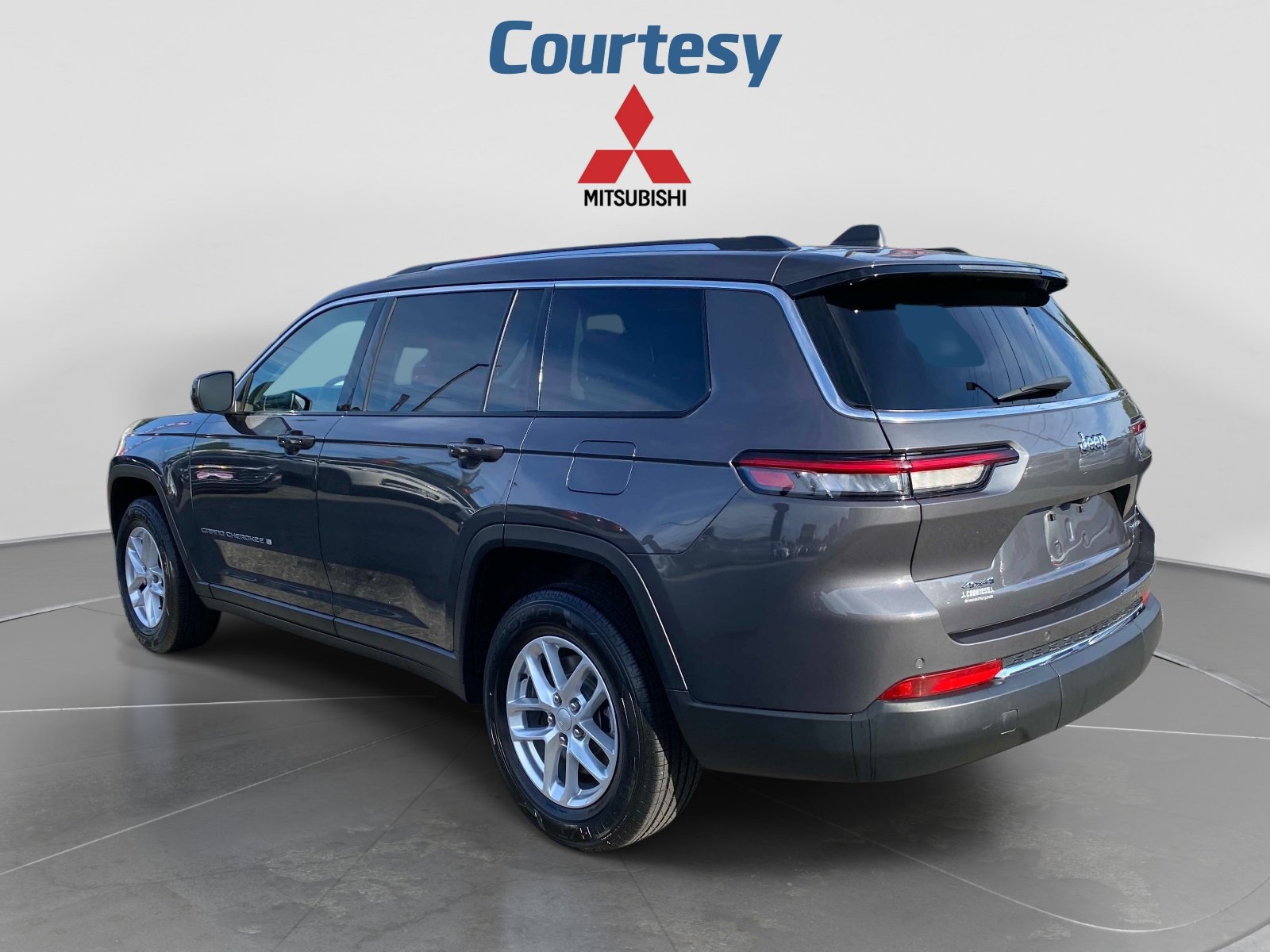 Used 2023 Jeep Grand Cherokee L Laredo AWD/4WD image 3
