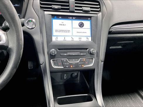 Used 2018 Ford Fusion SE w/ Equipment Group 601A image 4