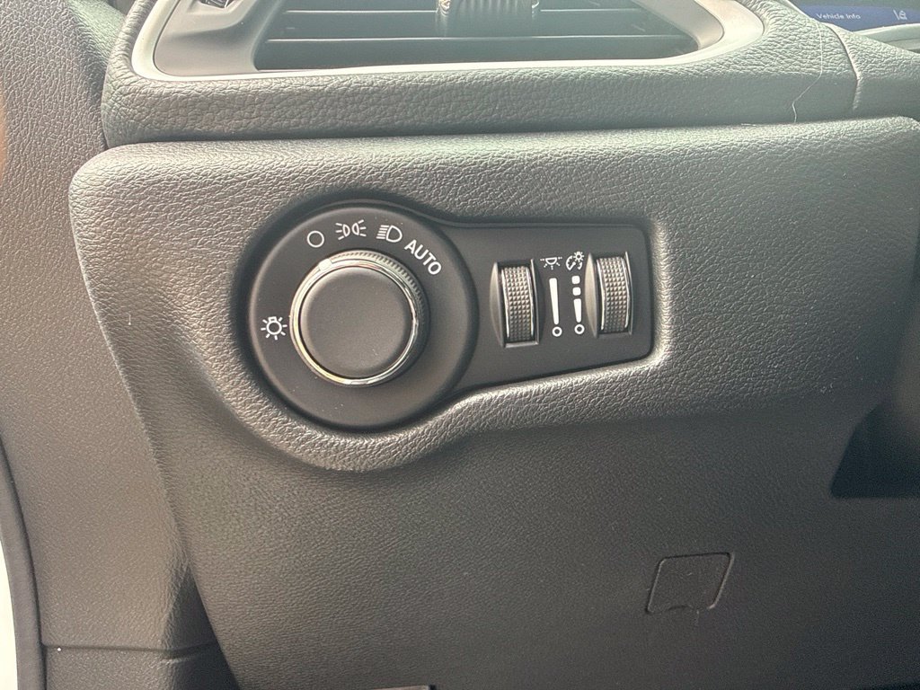 New 2027 Chrysler Pacifica Select AWD/4WD image 29