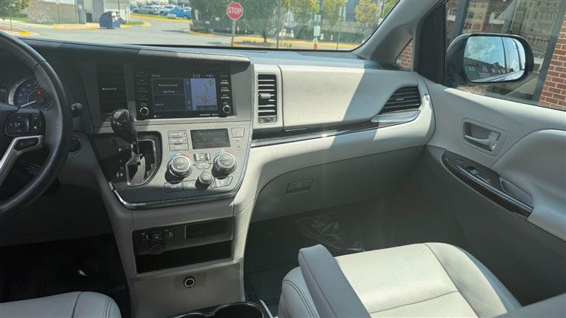 Used 2018 Toyota Sienna XLE w/ XLE Navigation Package FWD image 30