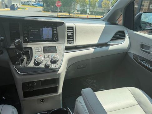 Used 2018 Toyota Sienna XLE w/ XLE Navigation Package FWD image 30