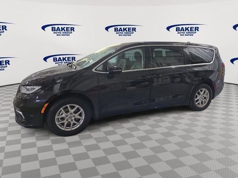 Used 2024 Chrysler Pacifica Touring-L image 3