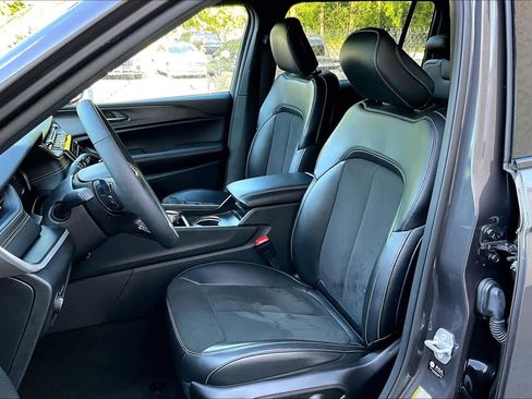 Used 2025 Jeep Grand Cherokee L Altitude RWD image 8