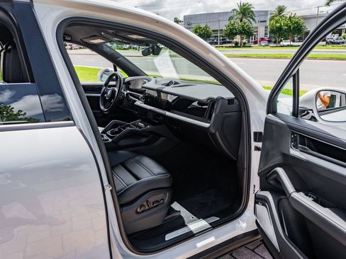 Used 2025 Porsche Cayenne Turbo AWD/4WD image 33