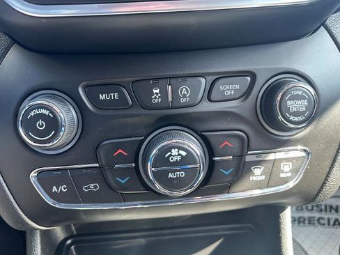 Used 2019 Jeep Cherokee Latitude Plus w/ Comfort/Convenience Group AWD/4WD image 36