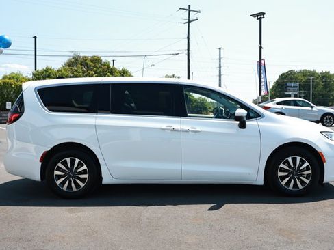Used 2023 Chrysler Pacifica Touring-L FWD image 4