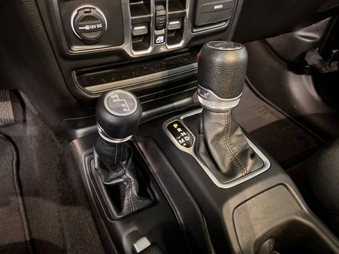 Used 2023 Jeep Gladiator Sport image 16