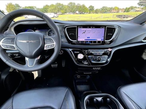 Used 2025 Chrysler Pacifica Select FWD image 13
