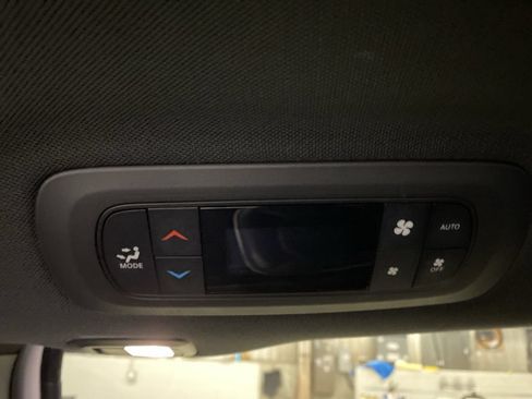 Used 2025 Chrysler Pacifica Limited FWD image 28