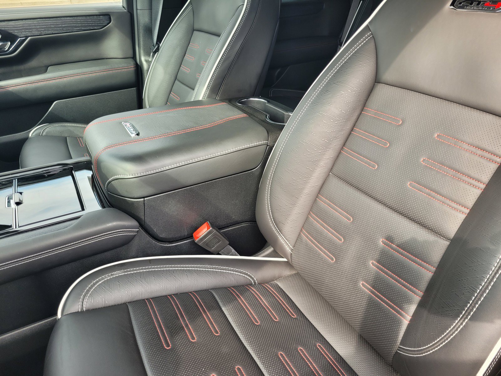 Used 2025 GMC Yukon AT4 Ultimate w/ LPO, Floor Liner Package AWD/4WD image 9