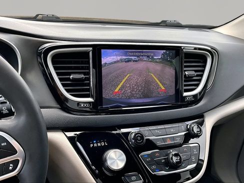 Used 2023 Chrysler Pacifica Touring-L FWD image 21