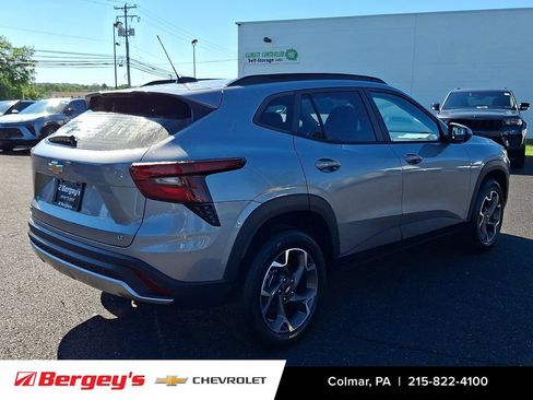 Used 2024 Chevrolet Trax LT w/ Driver Confidence Package FWD image 5