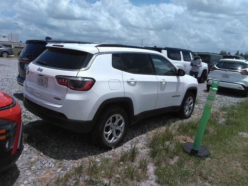 Used 2024 Jeep Compass Latitude AWD/4WD image 2