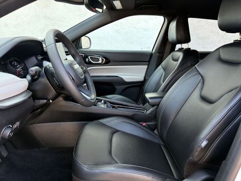 Used 2025 Jeep Compass Limited image 28