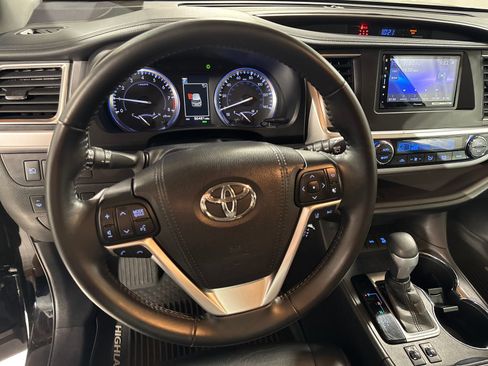 Used 2018 Toyota Highlander XLE AWD/4WD image 18
