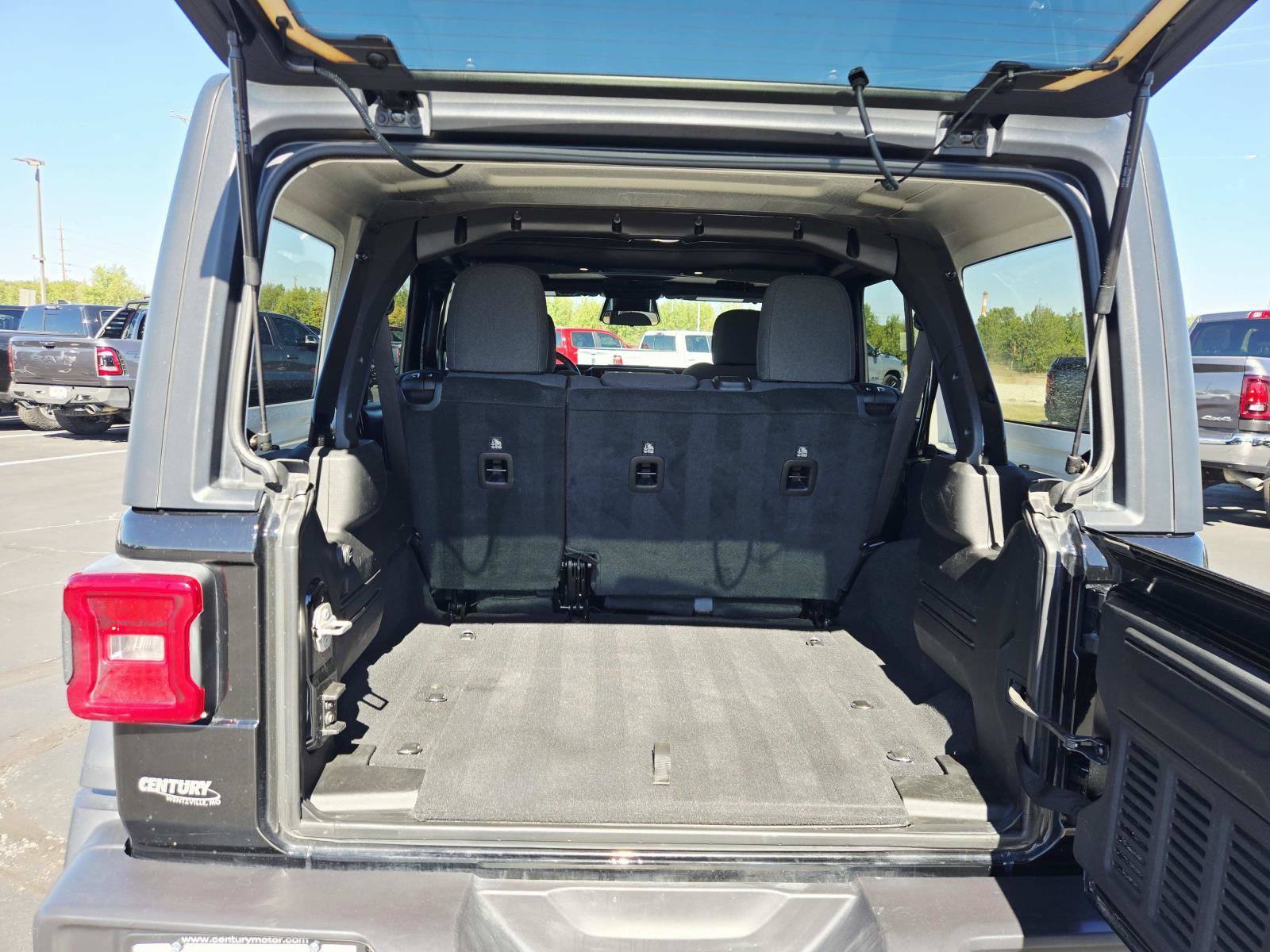 Used 2025 Jeep Wrangler Unlimited Rubicon w/ Convenience Group AWD/4WD image 15