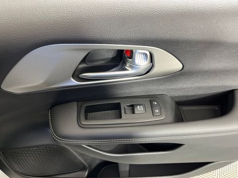 Used 2024 Chrysler Pacifica Limited w/ S Appearance Package FWD image 23