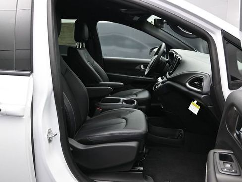 New 2026 Chrysler Pacifica Select w/ S Appearance Package image 23