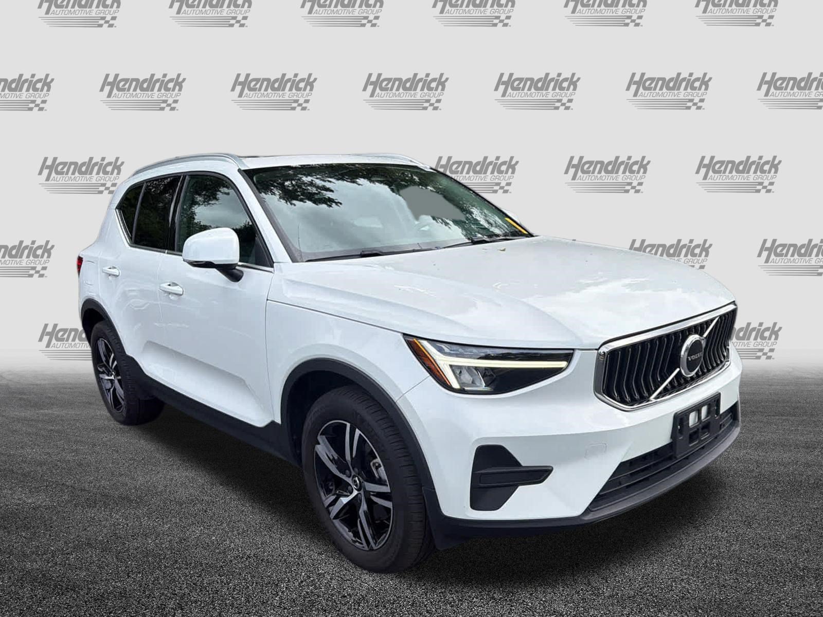 Used 2025 Volvo XC40 B5 Core AWD/4WD image 2