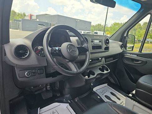 Used 2025 Mercedes-Benz Sprinter 2500 image 21
