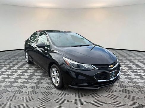 Used 2018 Chevrolet Cruze LT FWD image 1