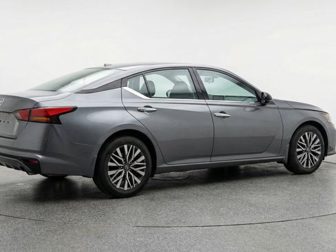 Used 2025 Nissan Altima 2.5 SV FWD image 9