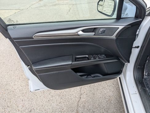 Used 2018 Ford Fusion SE w/ Fusion SE Technology Package FWD image 11