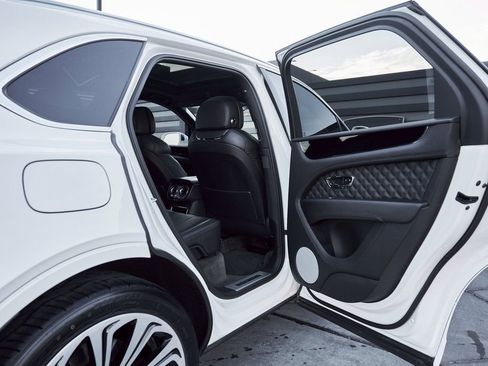 Used 2022 Bentley Bentayga image 24