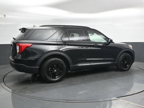Used 2023 Ford Explorer XLT w/ Equipment Group 202A AWD/4WD image 2