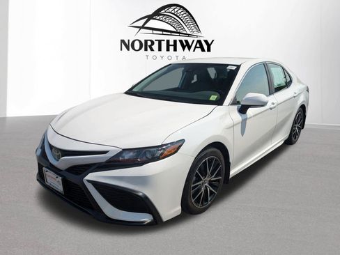 Used 2024 Toyota Camry SE w/ Cold Weather Package FWD image 5