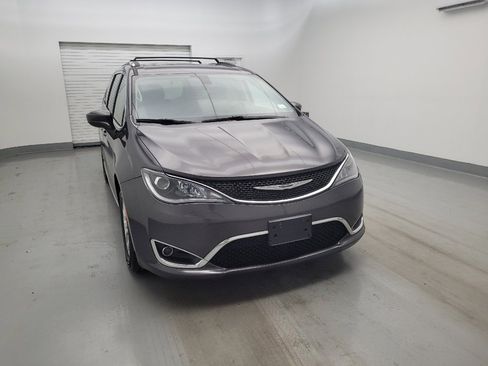 Used 2020 Chrysler Pacifica Touring-L FWD image 14