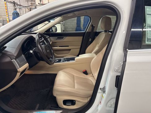 Used 2020 Jaguar XF Premium image 9