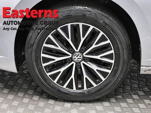 Used 2020 Volkswagen Jetta SE w/ SE Cold Weather Package FWD image 32