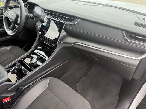 Used 2023 Jeep Grand Cherokee Altitude image 21