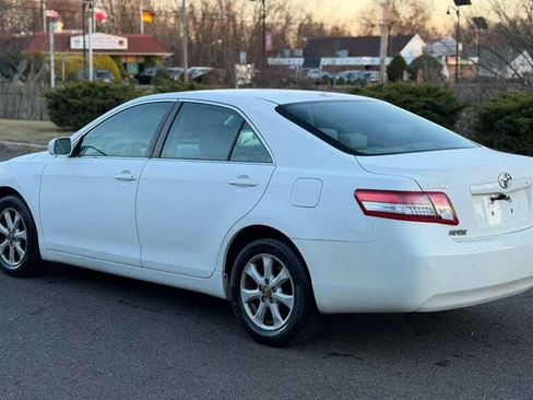 Used 2011 Toyota Camry LE image 5
