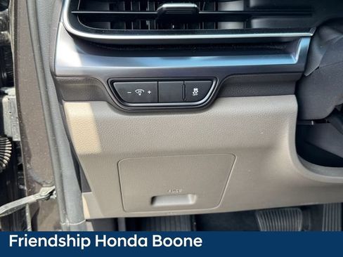 Used 2025 Kia Carnival FWD image 23