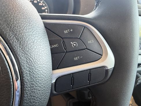 Used 2018 Jeep Renegade Latitude w/ Popular Equipment Group FWD image 17