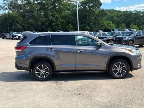 Used 2017 Toyota Highlander XLE AWD/4WD image 6