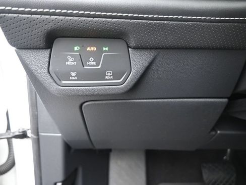Used 2024 Volkswagen Atlas SE FWD image 16