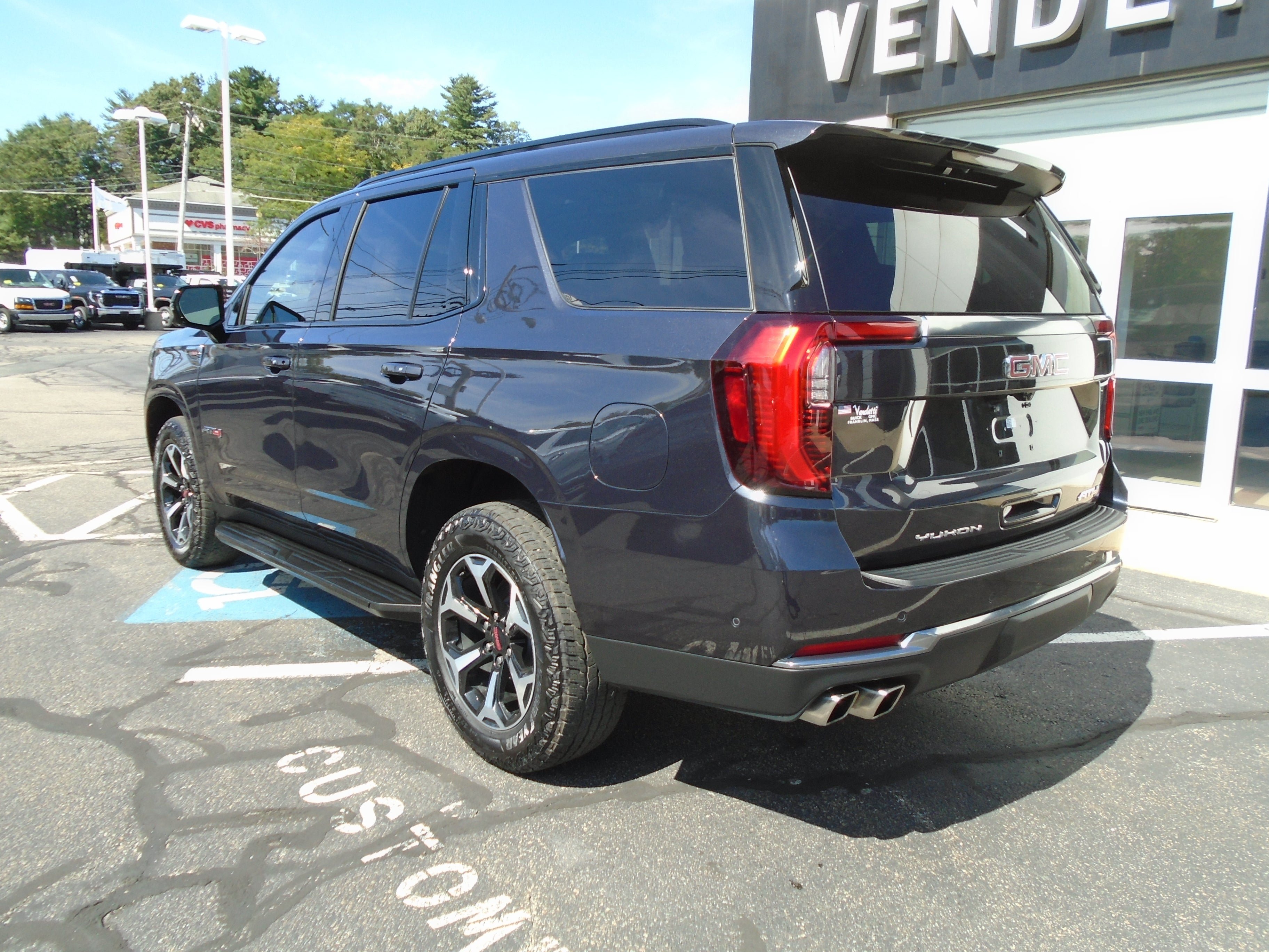 Used 2025 GMC Yukon AT4 AWD/4WD image 8