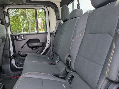 Used 2024 Jeep Gladiator Sport AWD/4WD image 15